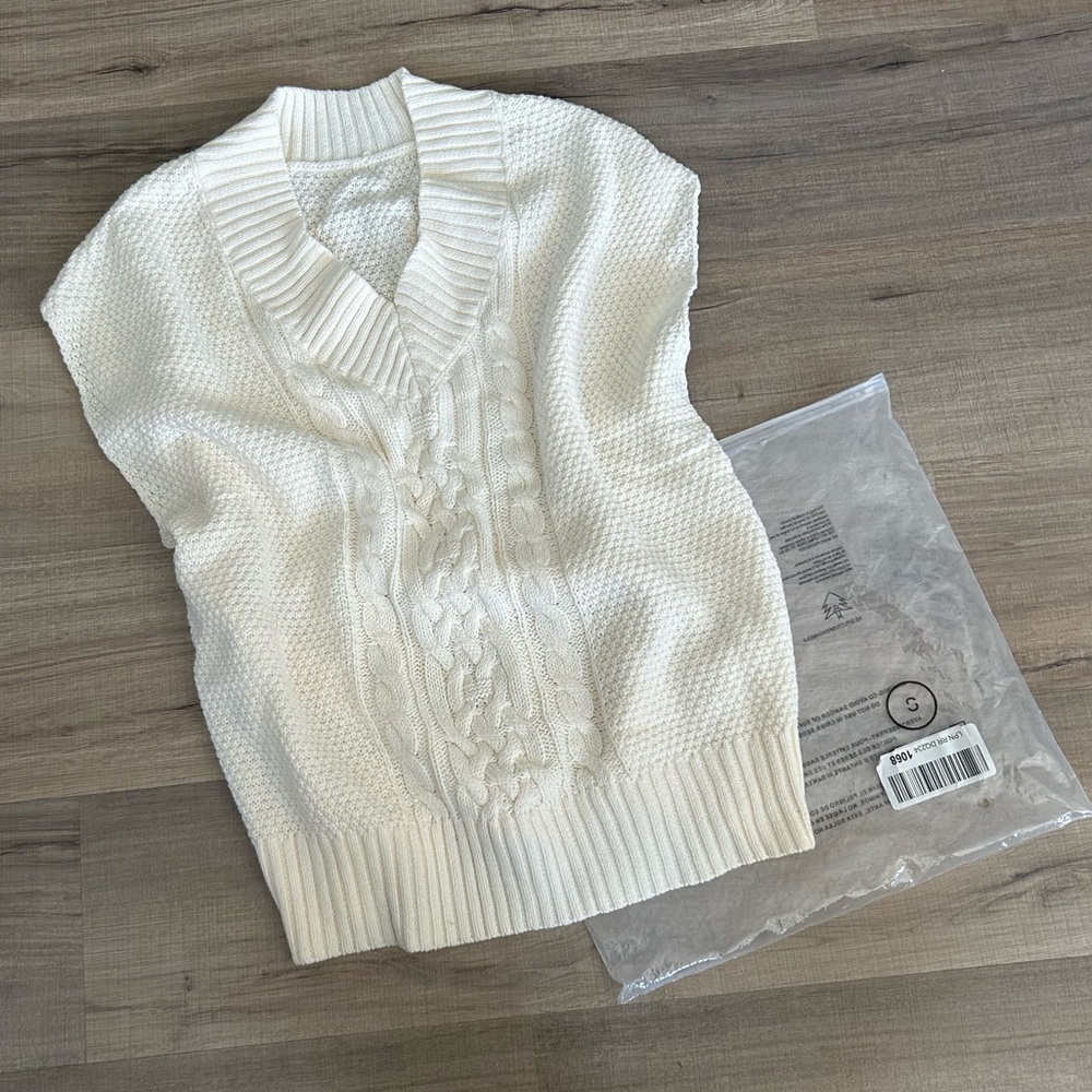 NWT Cream Oversized Cable-Knit Sweater Vest